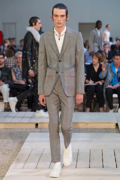 Look 10